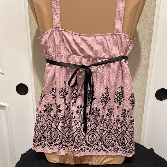 NWT Women’s Size Medium Blouse Top, Dusty Rose Black Accents Ties in back, Lace - Picture 4 of 6